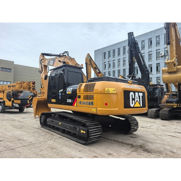2025 Caterpillar 325D-48943734