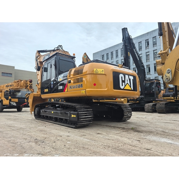 2025 Caterpillar 325D-48943735