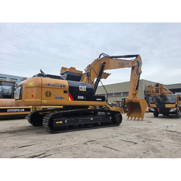 2025 Caterpillar 325D-48943737