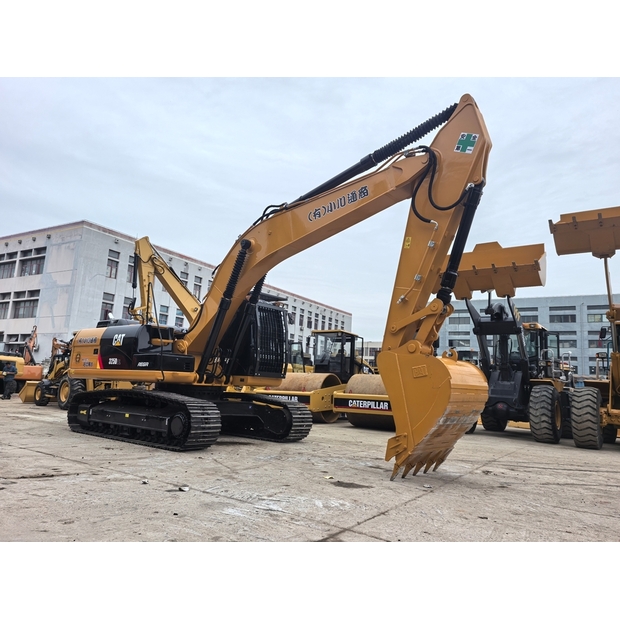 2025 Caterpillar 325D-48943739
