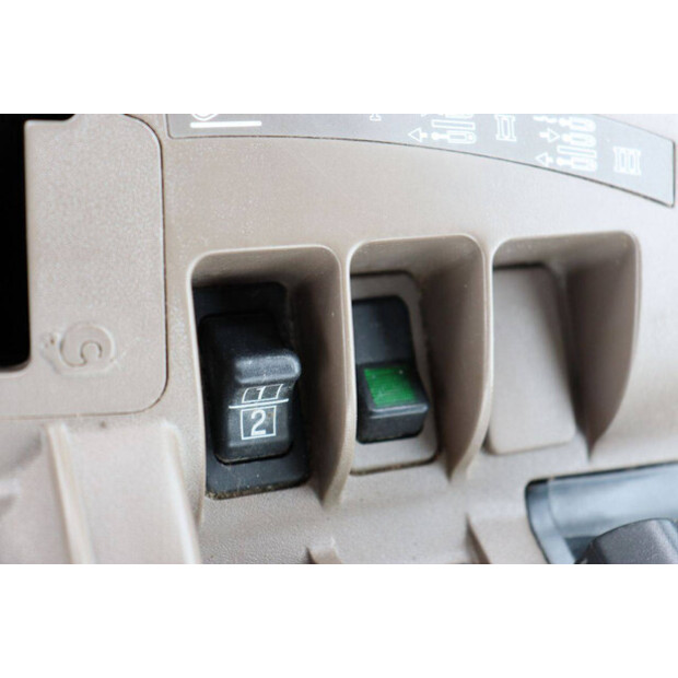 2012 JOHN DEERE 6190R-48967514