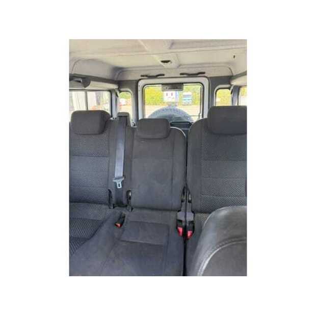 Land Rover Defender-48972959