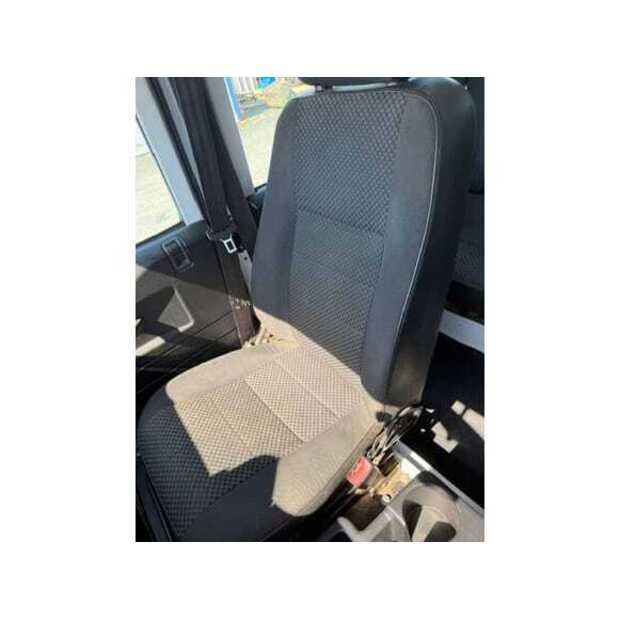 Land Rover Defender-48972960