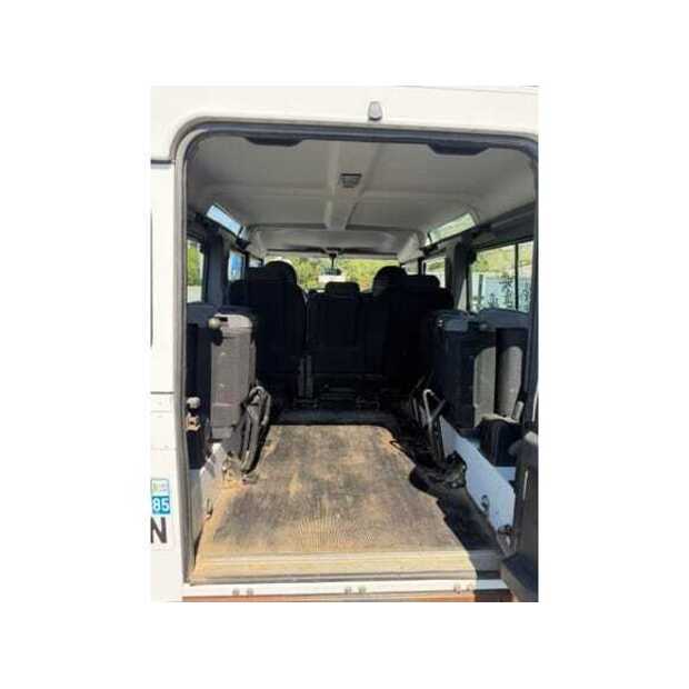 Land Rover Defender-48972969