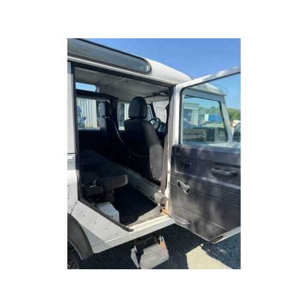Land Rover Defender-48972973