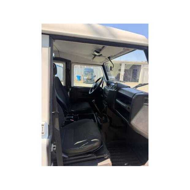 Land Rover Defender-48972974