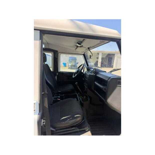 Land Rover Defender-48972975