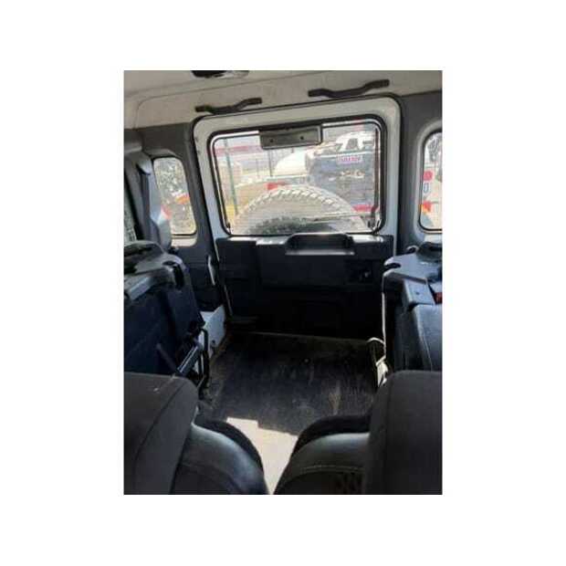 Land Rover Defender-48972979