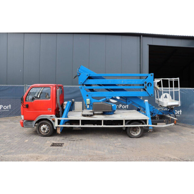 2004 نيسان Cabstar-48977016