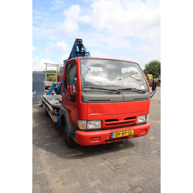 2004 نيسان Cabstar-48977020