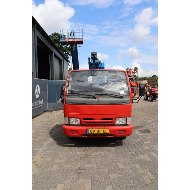 2004 نيسان Cabstar-48977021