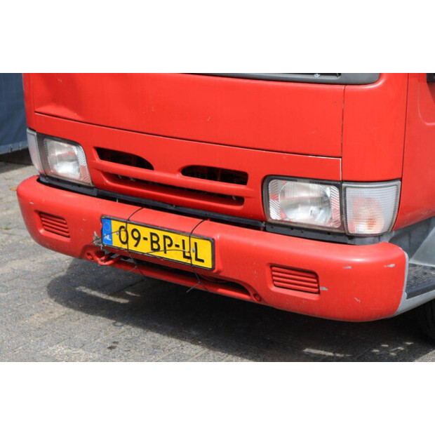 2004 نيسان Cabstar-48977023