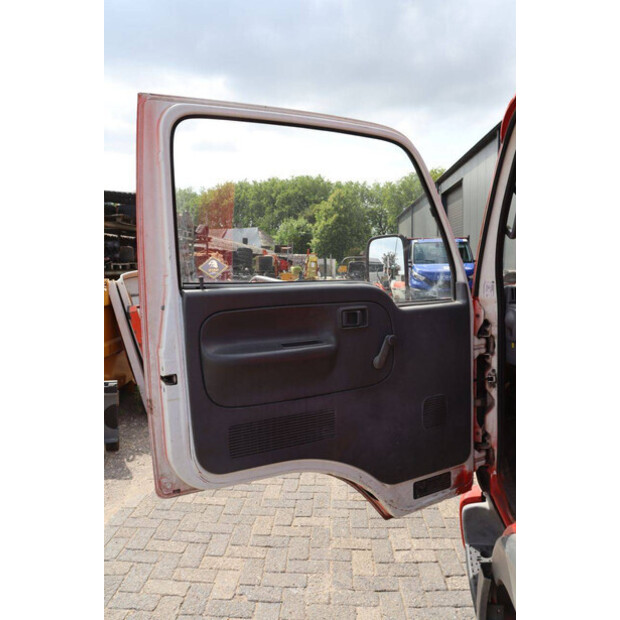 2004 نيسان Cabstar-48977039