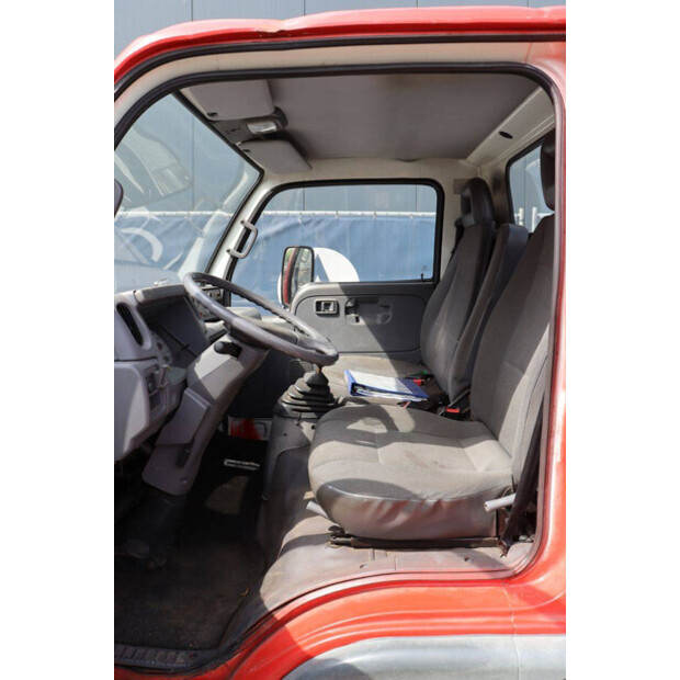 2004 نيسان Cabstar-48977042