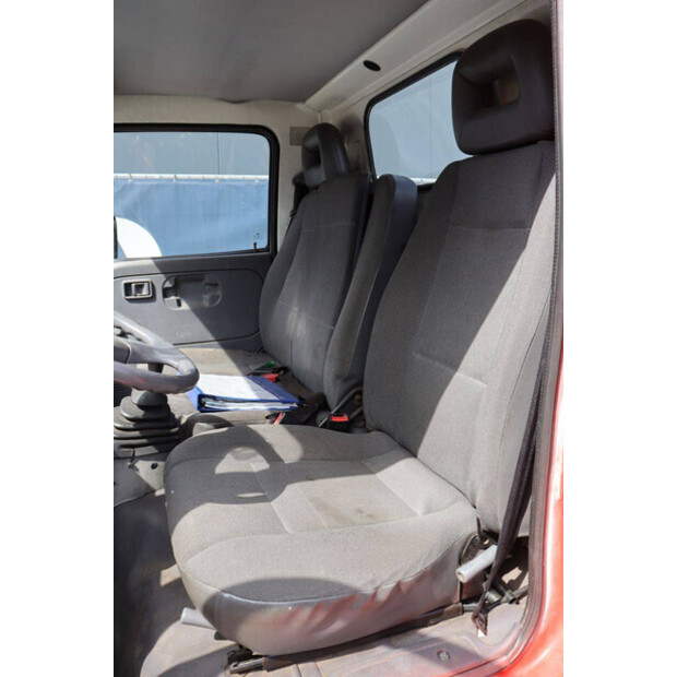 2004 نيسان Cabstar-48977044
