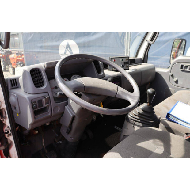 2004 نيسان Cabstar-48977046