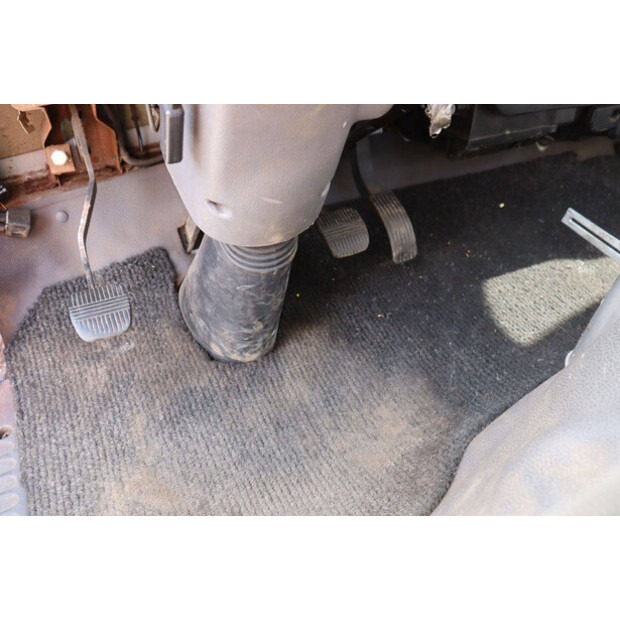 2004 نيسان Cabstar-48977048