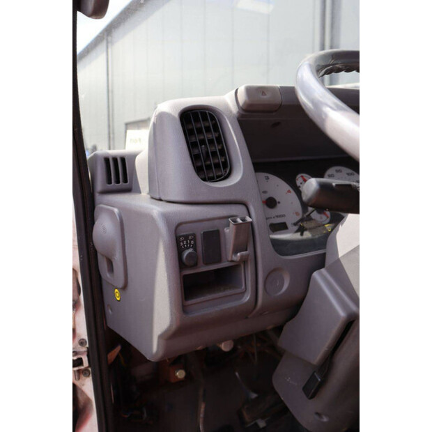 2004 نيسان Cabstar-48977050