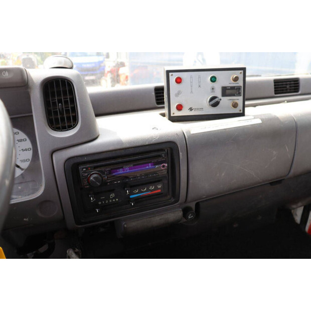 2004 نيسان Cabstar-48977056
