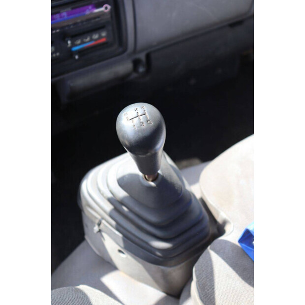 2004 نيسان Cabstar-48977059