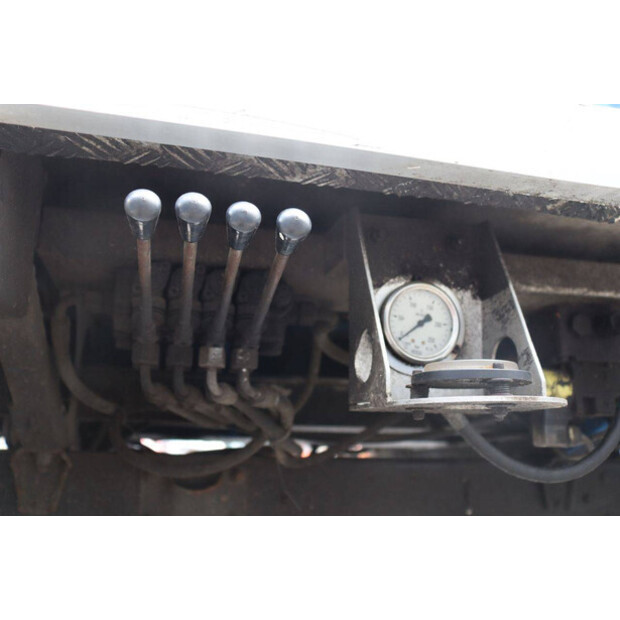 2004 نيسان Cabstar-48977068