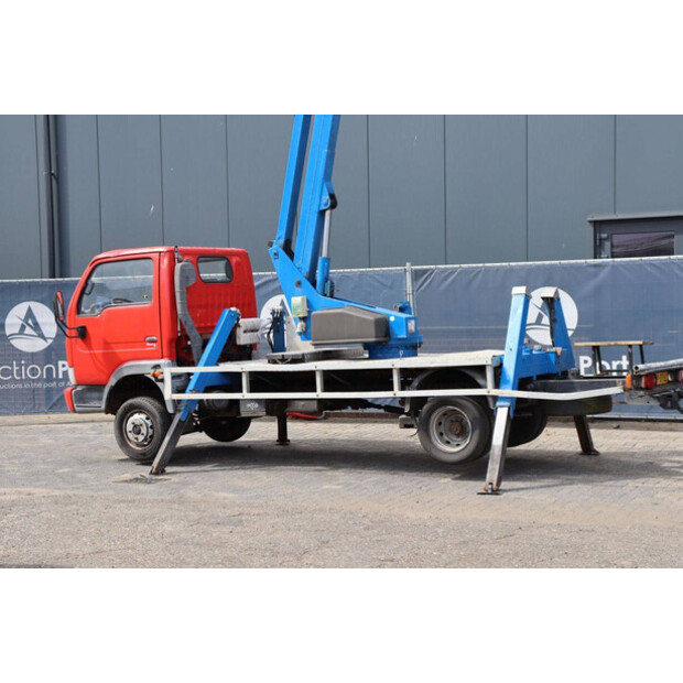 2004 نيسان Cabstar-48977071