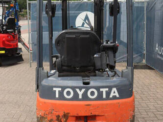 2013-toyota-8fbet15-1484337-48980685