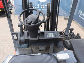 2013-toyota-8fbet15-1484337-48980700
