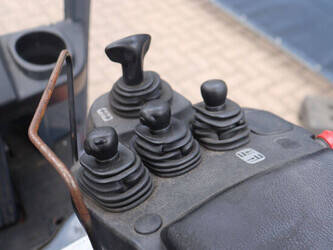 2013-toyota-8fbet15-1484337-48980707