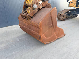 2017-caterpillar-352f-1484995-49003005