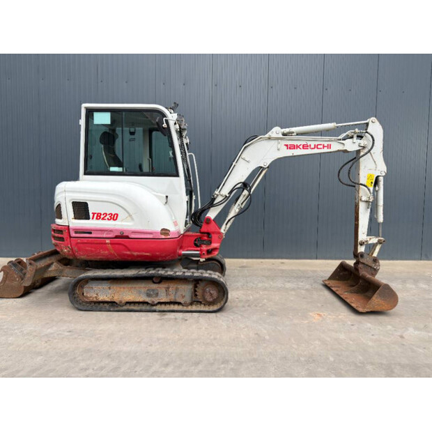 2017 TAKEUCHI TB230-49004008