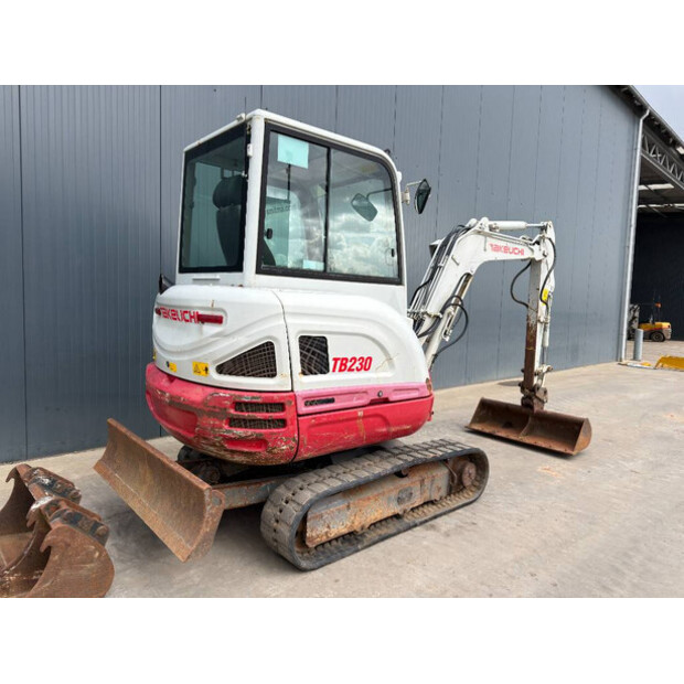 2017 TAKEUCHI TB230-49004009