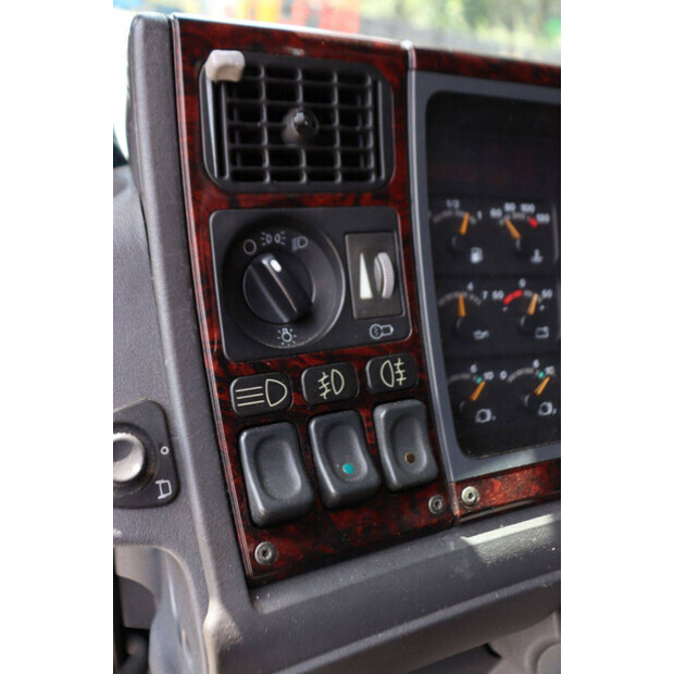 2001 Scania T124-49015417