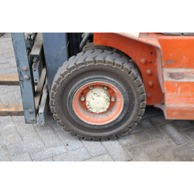 1997 نيسان PJ01A18U-49017166