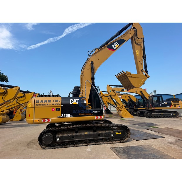 2019 Caterpillar 320D2L-49025447