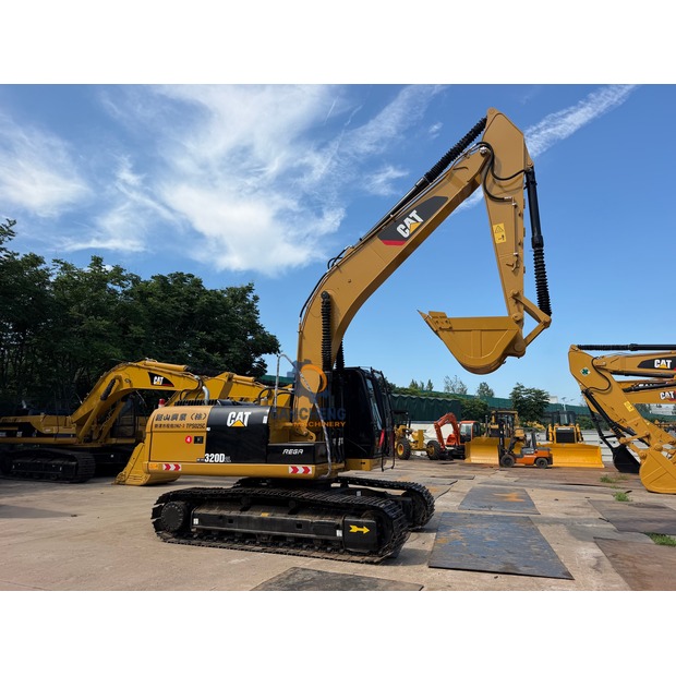 2019 Caterpillar 320D2L-49025454