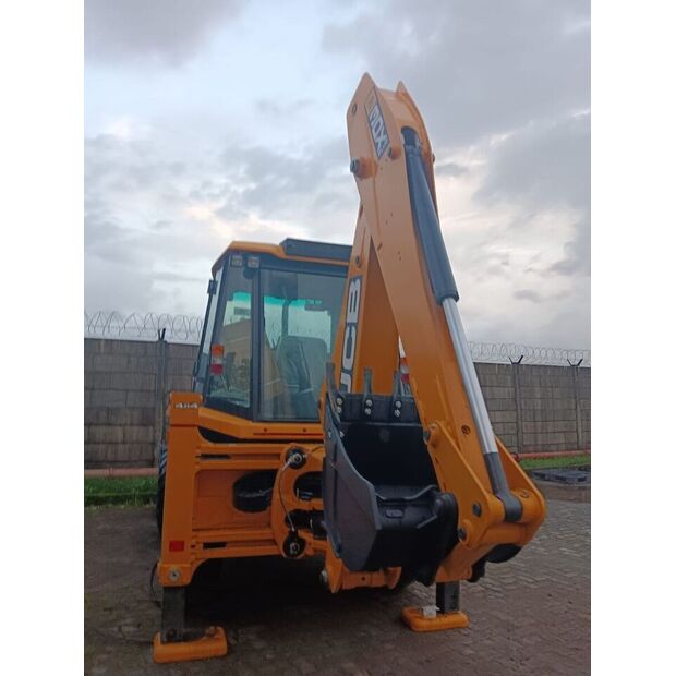 2024 جيه سي بي 3DX-49029682