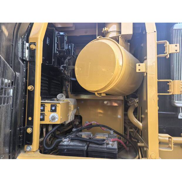 2025 Caterpillar 330D2L-49052447