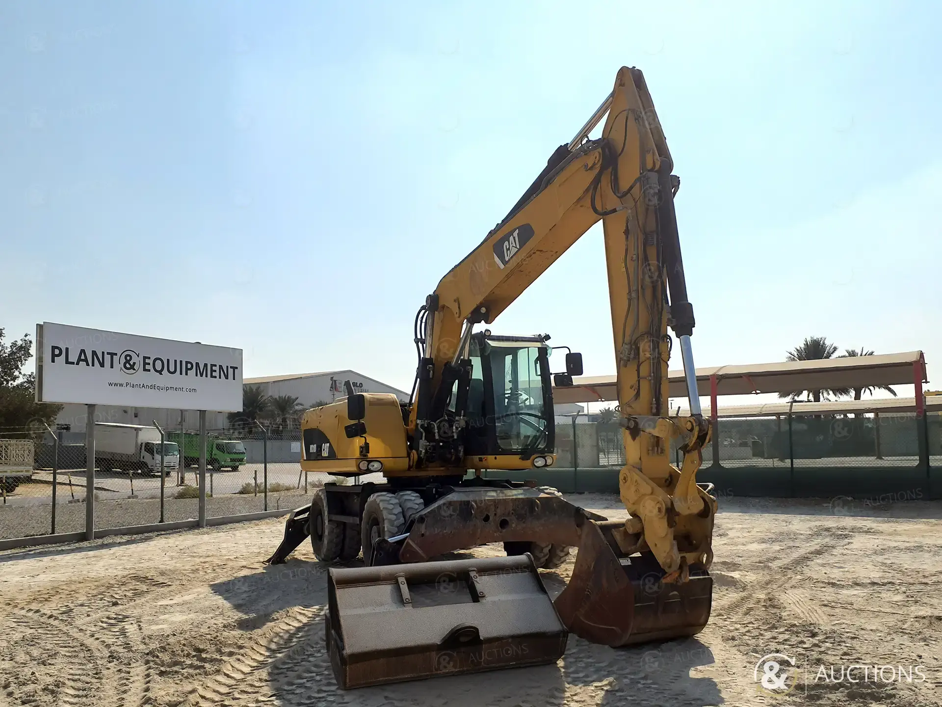 صورة ل حفارات السكك الحديدية 2013 كاتربيلر M318D