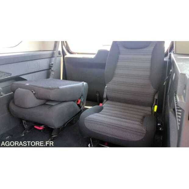2025 Peugeot 3008-49070128