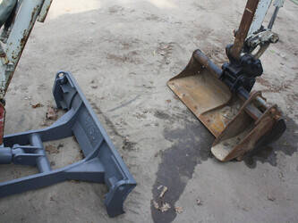 2013-takeuchi-tb016-1487462-49080709