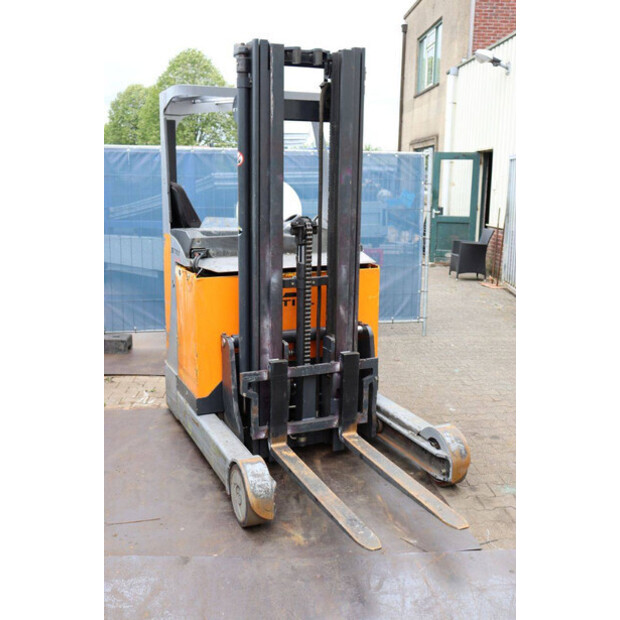 2010 Still FM-X25-49081564