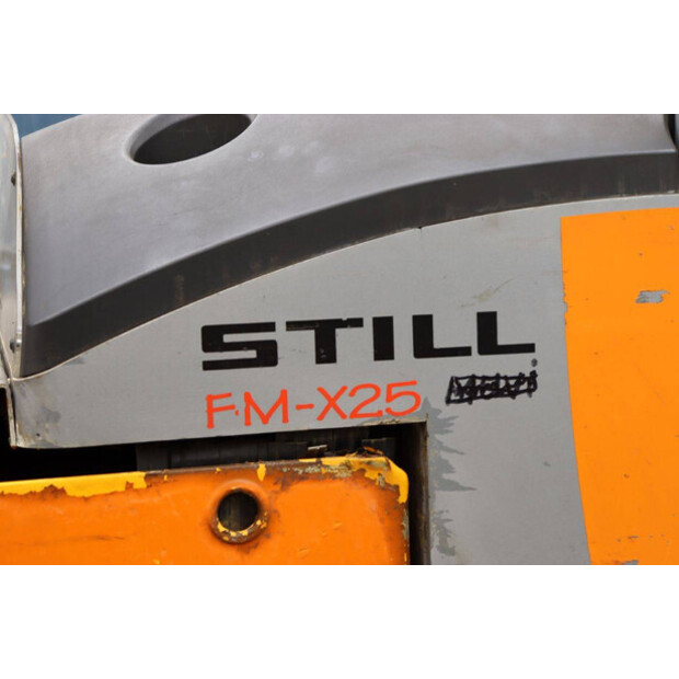 2010 Still FM-X25-49081571