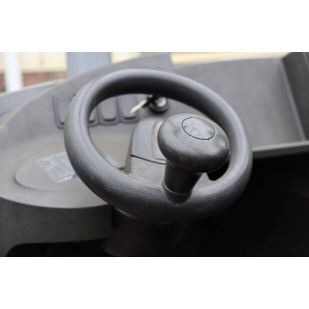 2010 Still FM-X25-49081577