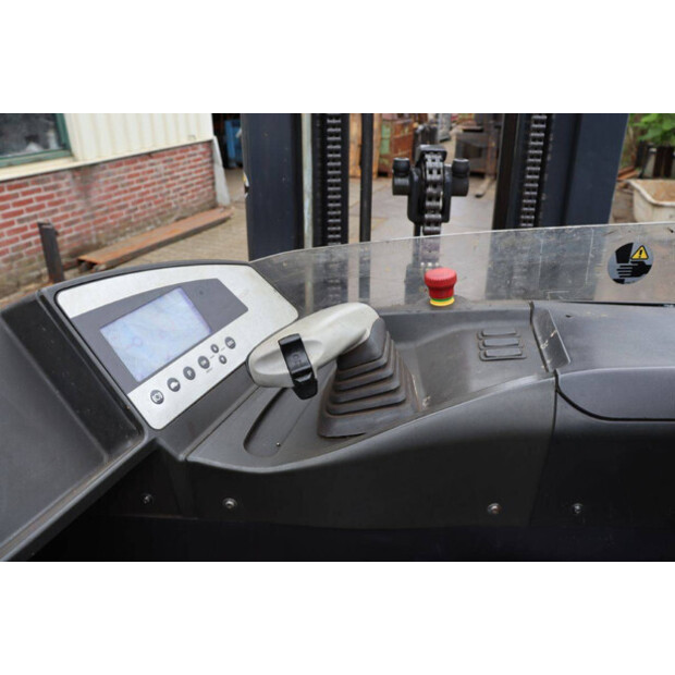 2010 Still FM-X25-49081581