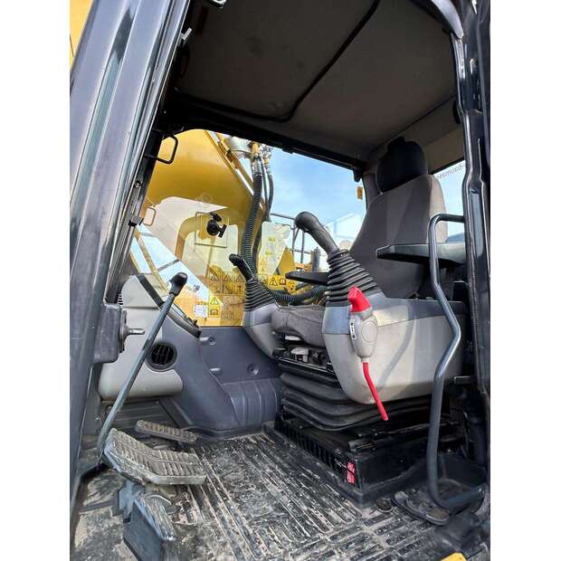 Komatsu PC210LC-11-49081995