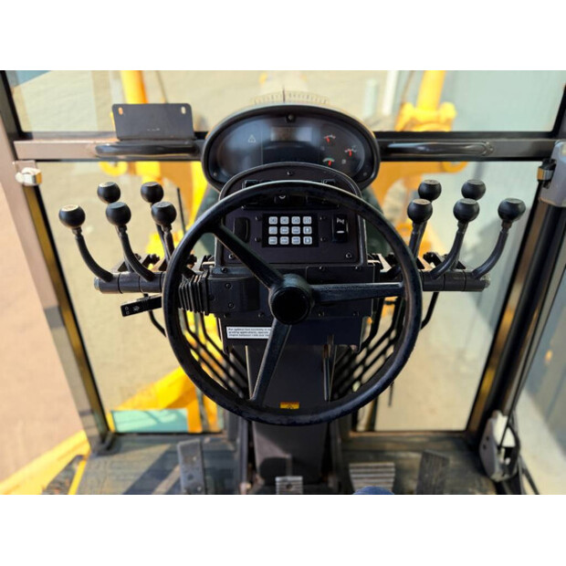 2011 Volvo G946-49087155