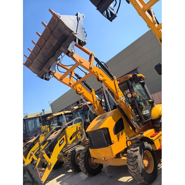 2025 جيه سي بي 3CX-49092232