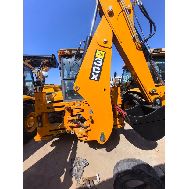 2025 جيه سي بي 3CX-49092233