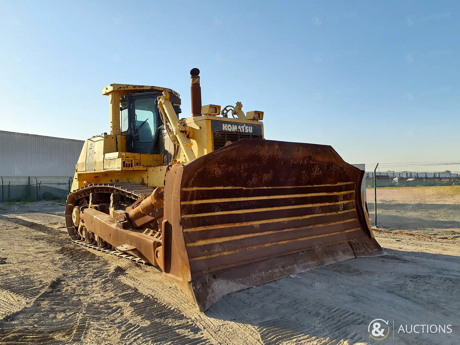صورة ل جرارات 2010 كوماتسو D375A-5 للبيع في ليبيريا